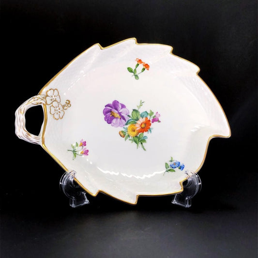 【美品】Royal Copenhagen ロイヤルコペンハーゲン/サクソンフラワーシリーズ リーフディッシュ商品名/金彩/陶器/ホワイト