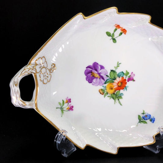 【美品】Royal Copenhagen ロイヤルコペンハーゲン／サクソンフラワーシリーズ リーフディッシュ商品名／金彩／陶器／ホワイト