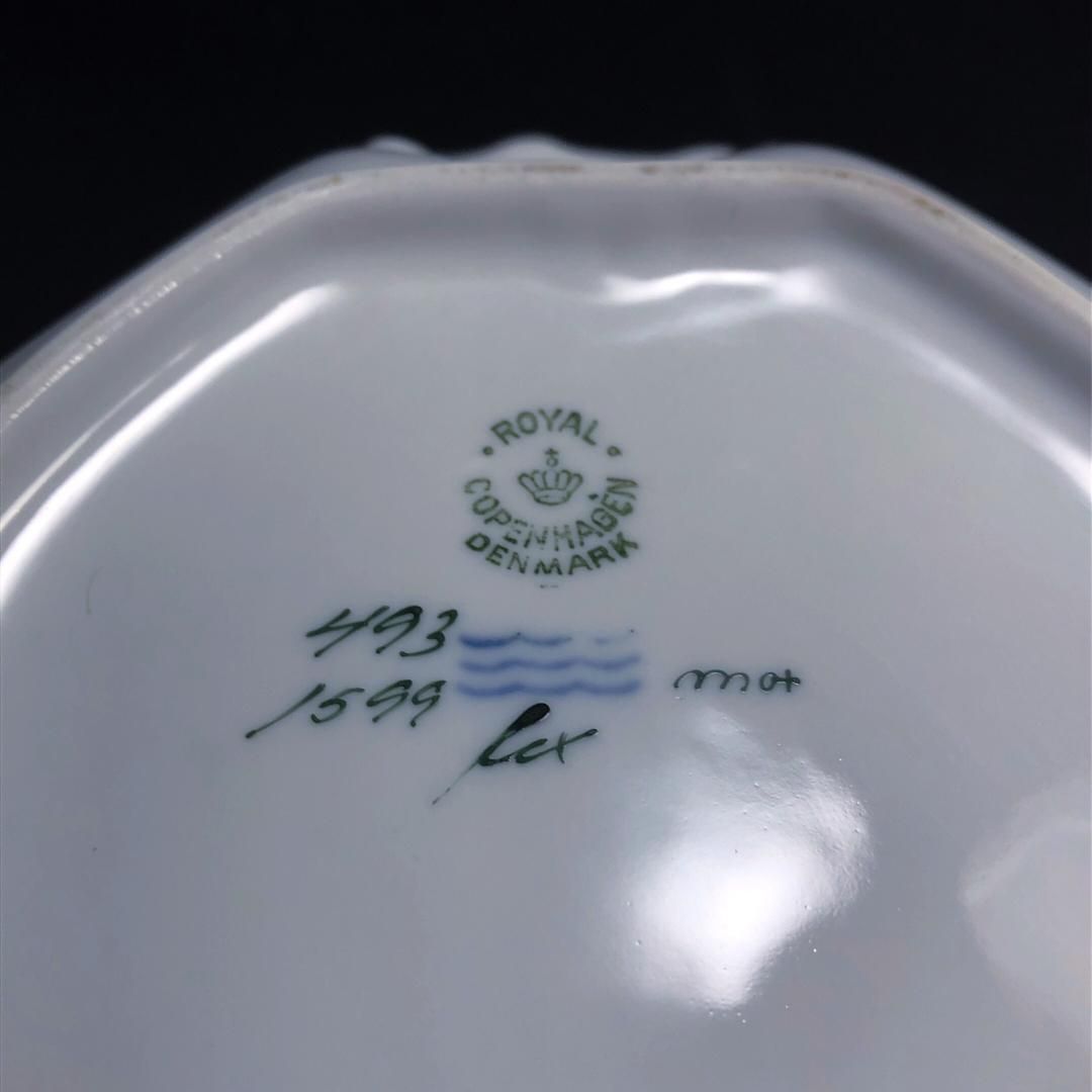 【美品】Royal Copenhagen ロイヤルコペンハーゲン／サクソンフラワーシリーズ リーフディッシュ商品名／金彩／陶器／ホワイト