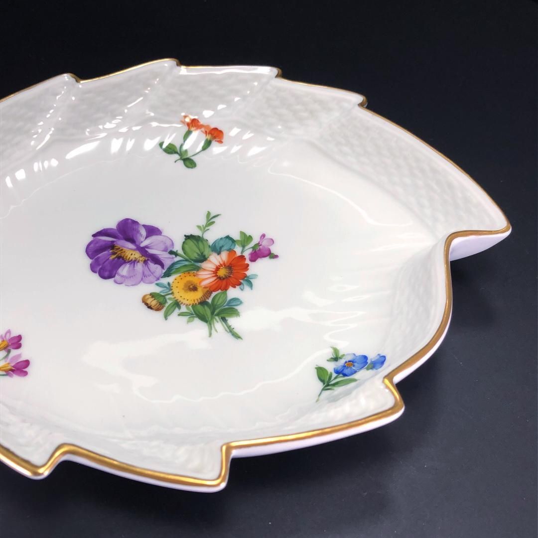 【美品】Royal Copenhagen ロイヤルコペンハーゲン／サクソンフラワーシリーズ リーフディッシュ商品名／金彩／陶器／ホワイト