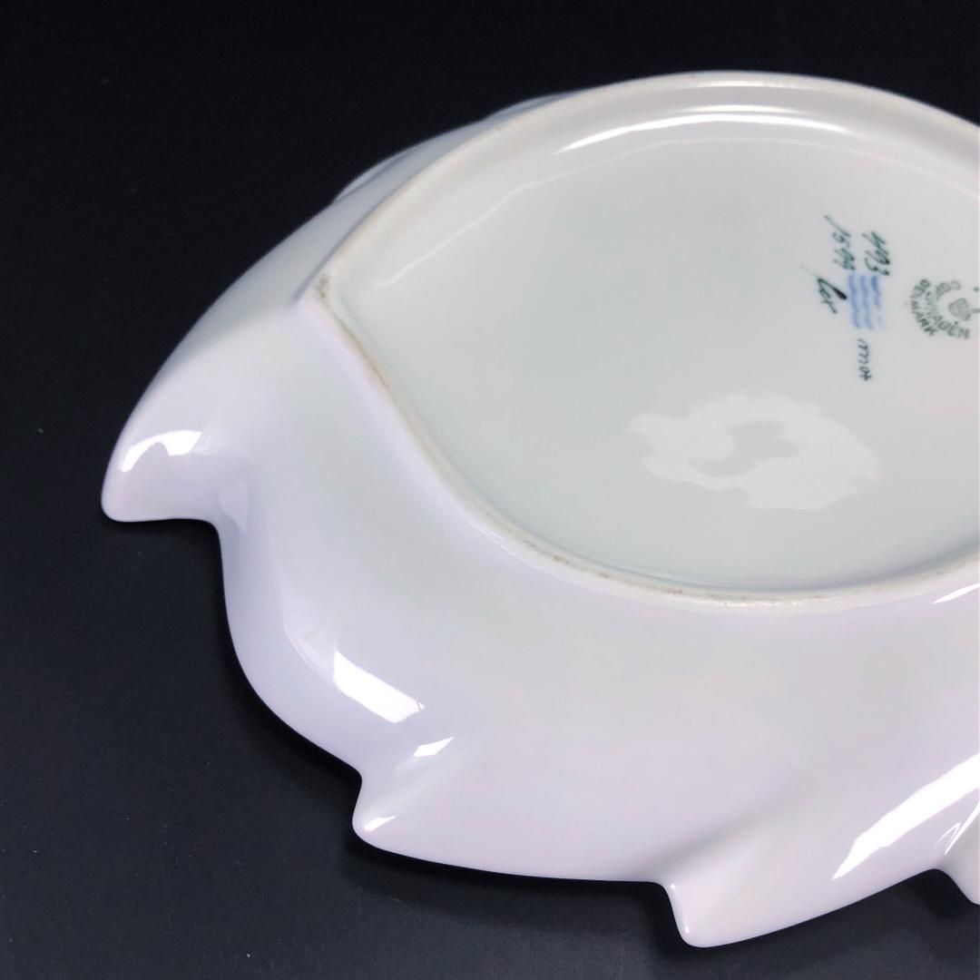 【美品】Royal Copenhagen ロイヤルコペンハーゲン／サクソンフラワーシリーズ リーフディッシュ商品名／金彩／陶器／ホワイト