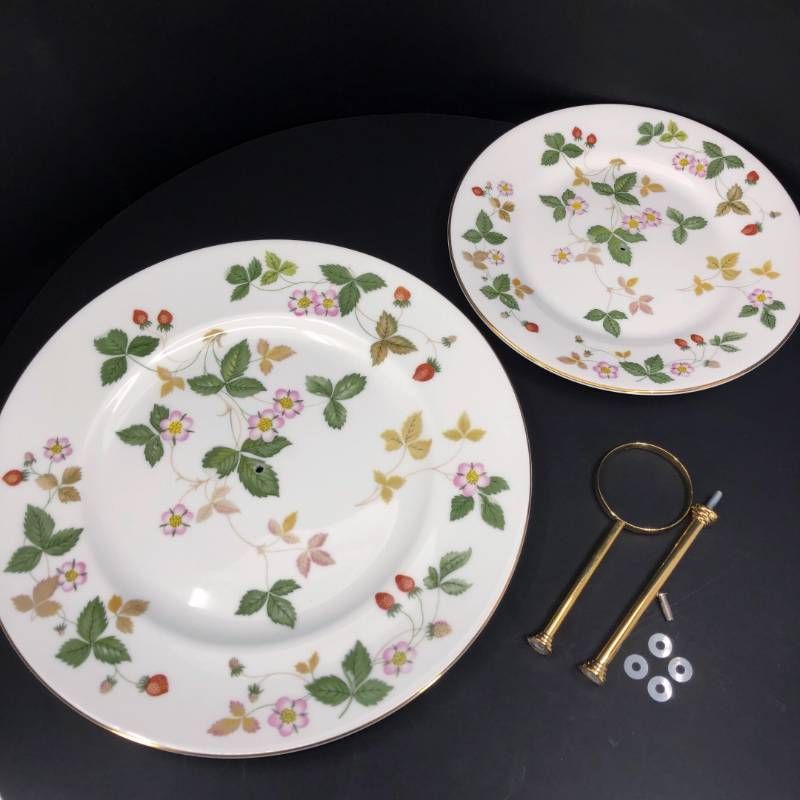 【美品・箱付き】WEDGWOOD ウェッジウッド／ワイルドストロベリー アフターヌーン 2段 ケーキスタンド・ストロベリー＆バイン オーバル ボウル セット／陶器／ホワイト