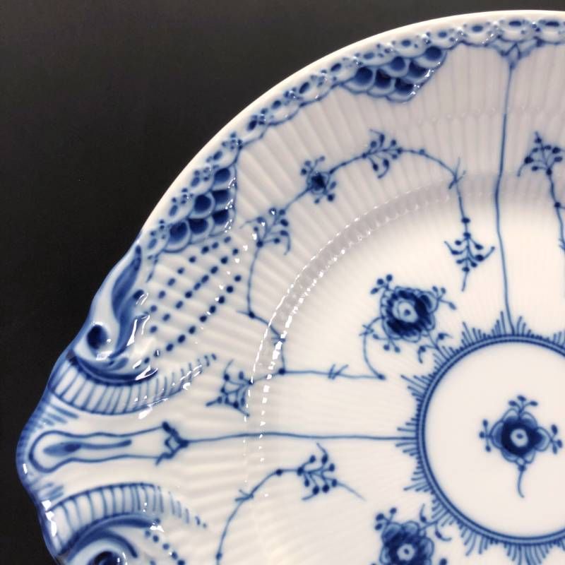 【美品】Royal Copenhagen ロイヤルコペンハーゲン／ブルーフルーテッド ハーフレース ケーキディッシュ プレート 大皿 耳付／31cm／陶器／ホワイト・ブルー