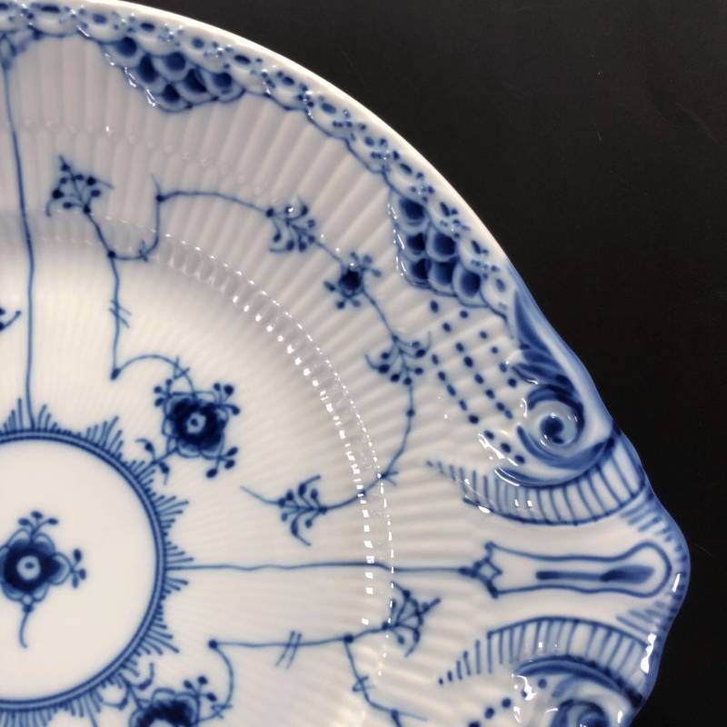 【美品】Royal Copenhagen ロイヤルコペンハーゲン／ブルーフルーテッド ハーフレース ケーキディッシュ プレート 大皿 耳付／31cm／陶器／ホワイト・ブルー