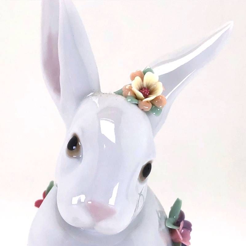 【美品・箱付き】LLADRO リヤドロ／花飾りの白うさぎ フィギュリン／陶器／マルチカラー