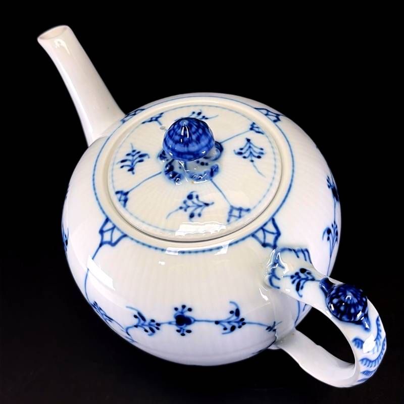 【美品】Royal Copenhagen ロイヤルコペンハーゲン／ブルーフルーテッド プレイン ティーポット 700ml／陶器／ホワイト・ブルー