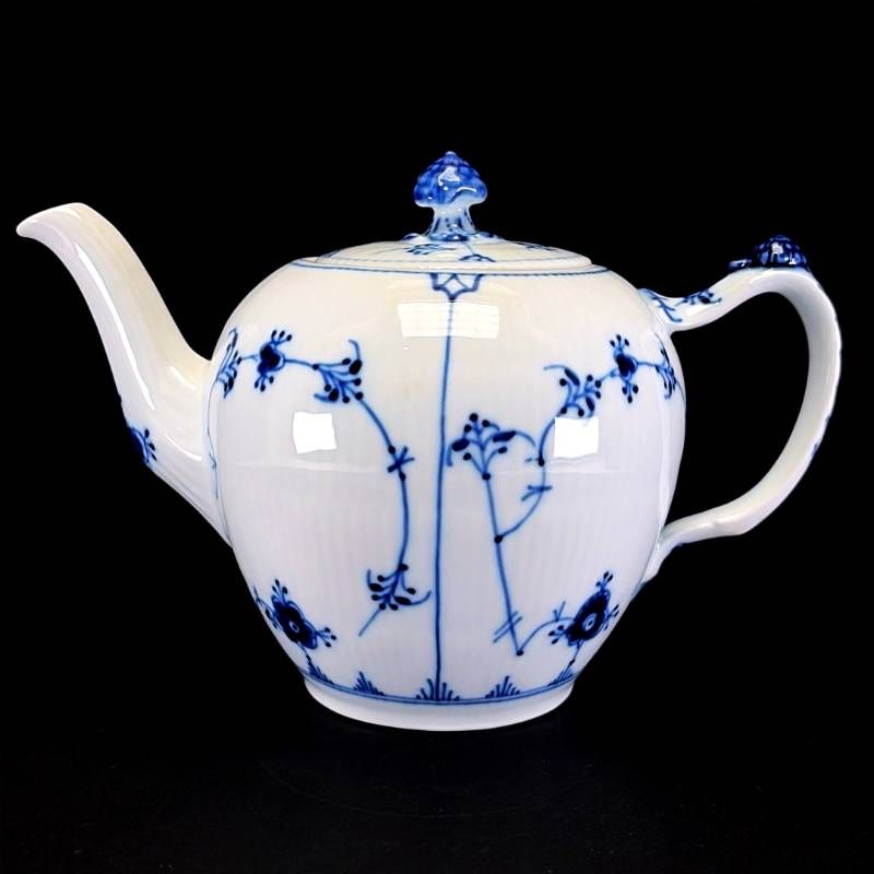 【美品】Royal Copenhagen ロイヤルコペンハーゲン／ブルーフルーテッド プレイン ティーポット 700ml／陶器／ホワイト・ブルー