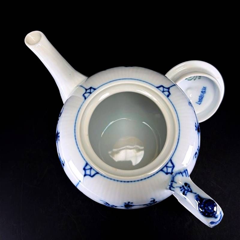 【美品】Royal Copenhagen ロイヤルコペンハーゲン／ブルーフルーテッド プレイン ティーポット 700ml／陶器／ホワイト・ブルー