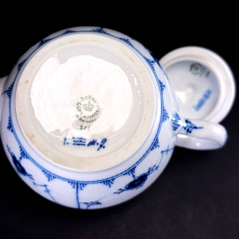 【美品】Royal Copenhagen ロイヤルコペンハーゲン／ブルーフルーテッド プレイン ティーポット 700ml／陶器／ホワイト・ブルー