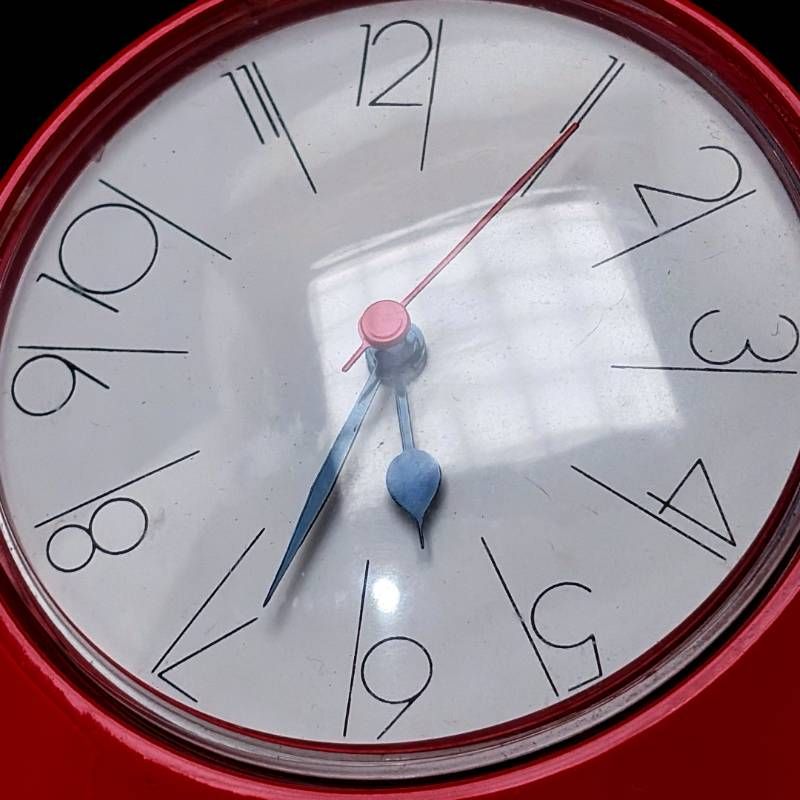 Artemide アルテミデ／Tantalo Table Clock 置時計／スチール・プラスチック(風防)・樹脂／レッド・ホワイト