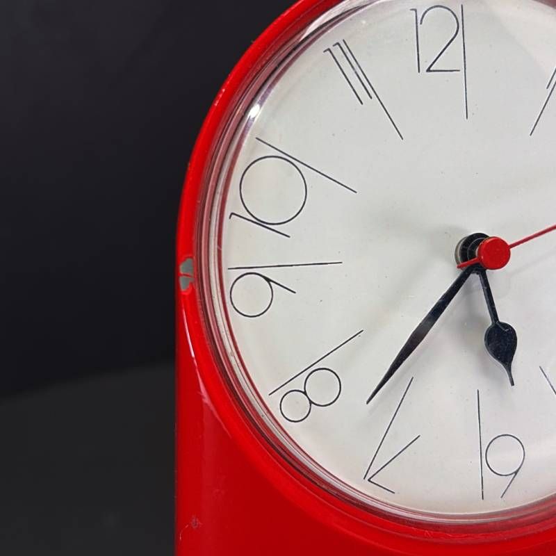 Artemide アルテミデ／Tantalo Table Clock 置時計／スチール・プラスチック(風防)・樹脂／レッド・ホワイト