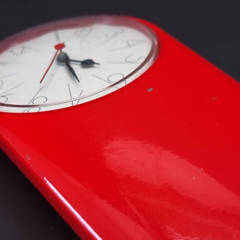 Artemide アルテミデ／Tantalo Table Clock 置時計／スチール・プラスチック(風防)・樹脂／レッド・ホワイト