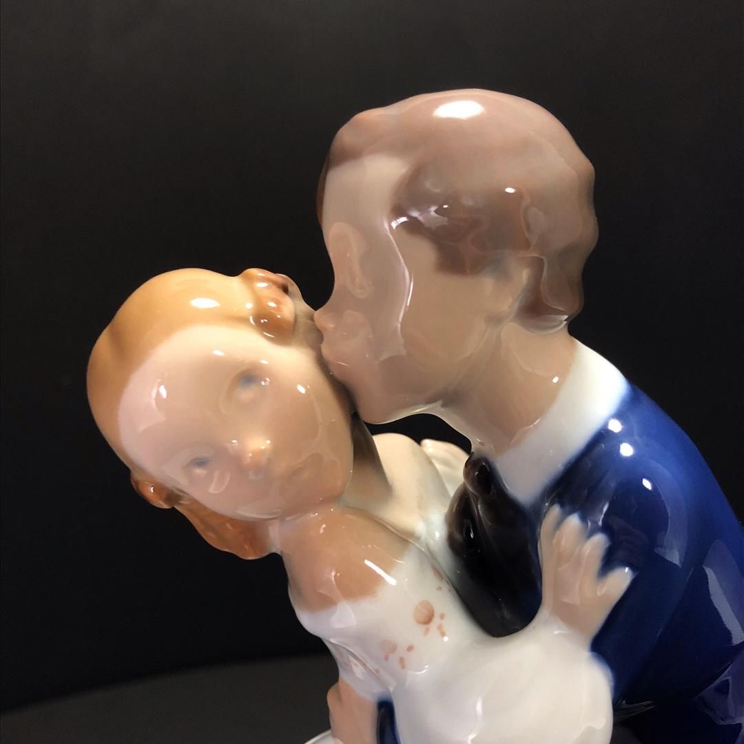 【美品】Royal Copenhagen ロイヤルコペンハーゲン／男の子と女の子 フィギュリン／2162／陶器／マルチカラー